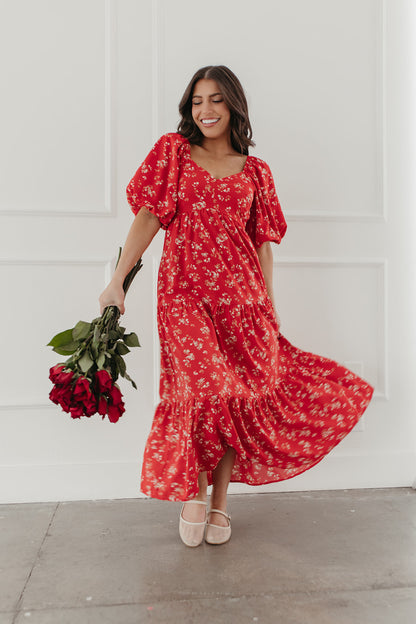 THE BAYLEE FLORAL TIERED MIDI DRESS IN RED