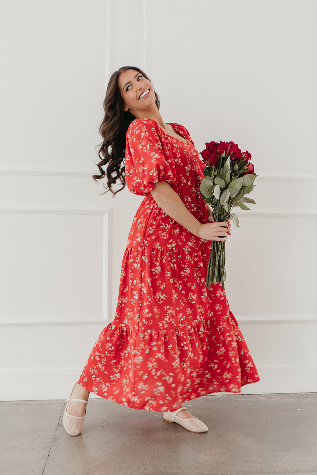 THE BAYLEE FLORAL TIERED MIDI DRESS IN RED