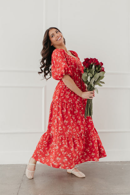 THE BAYLEE FLORAL TIERED MIDI DRESS IN RED