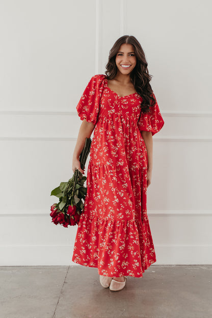 THE BAYLEE FLORAL TIERED MIDI DRESS IN RED