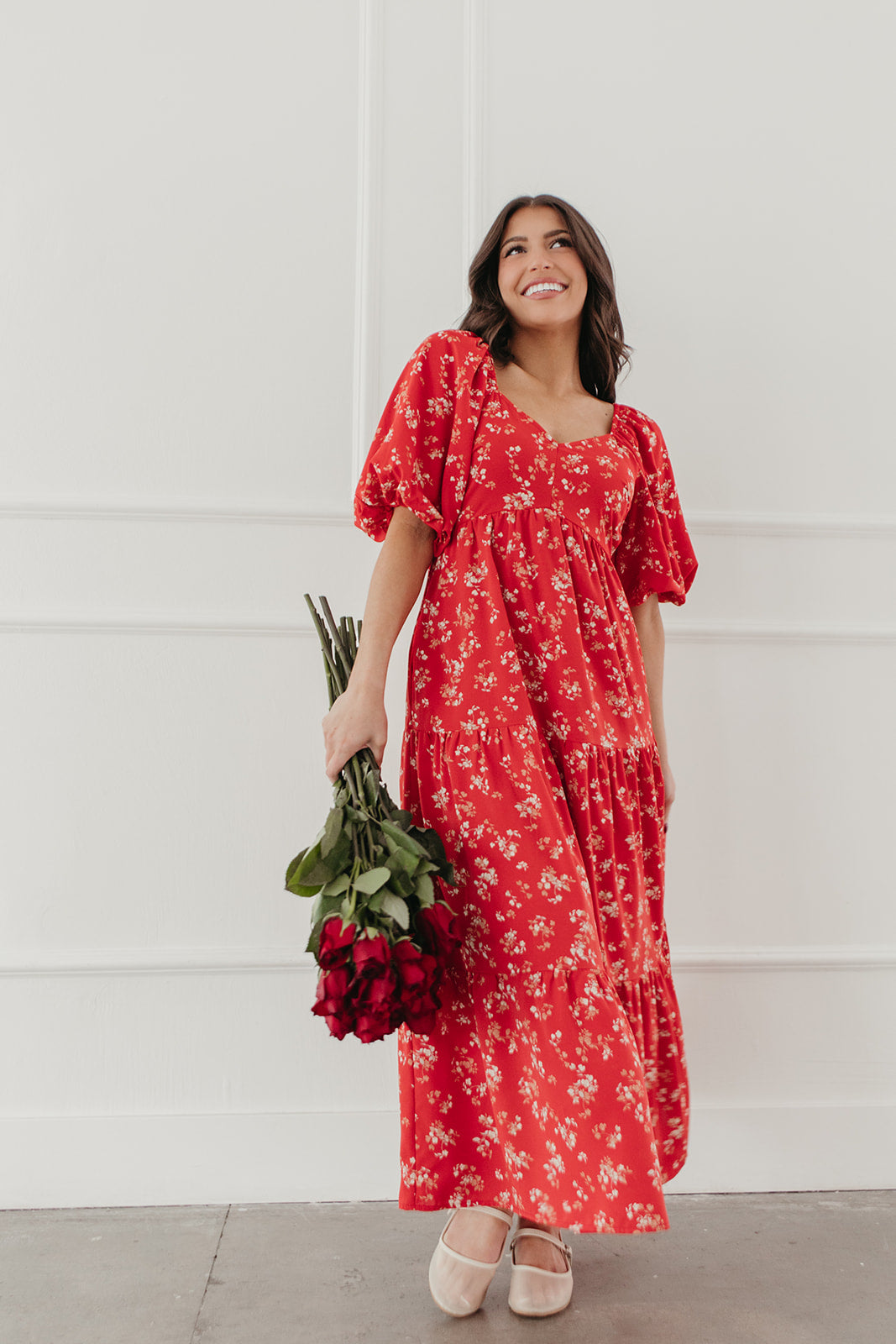 THE BAYLEE FLORAL TIERED MIDI DRESS IN RED