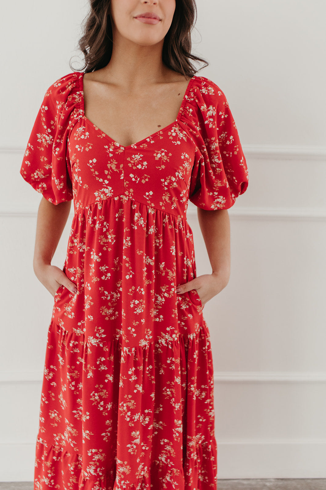 THE BAYLEE FLORAL TIERED MIDI DRESS IN RED