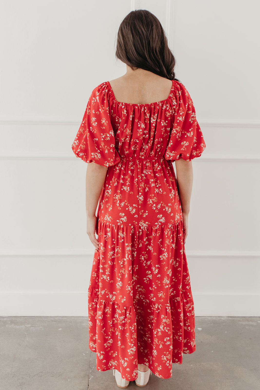 THE BAYLEE FLORAL TIERED MIDI DRESS IN RED