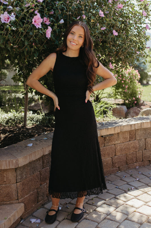THE ANALEIA MIDI RUCHED LACE DRESS IN BLACK