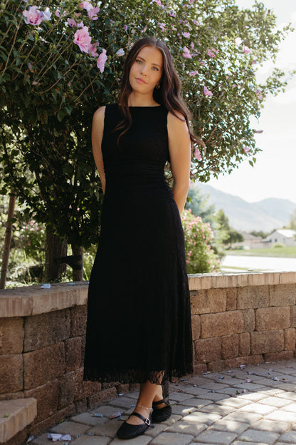THE ANALEIA MIDI RUCHED LACE DRESS IN BLACK