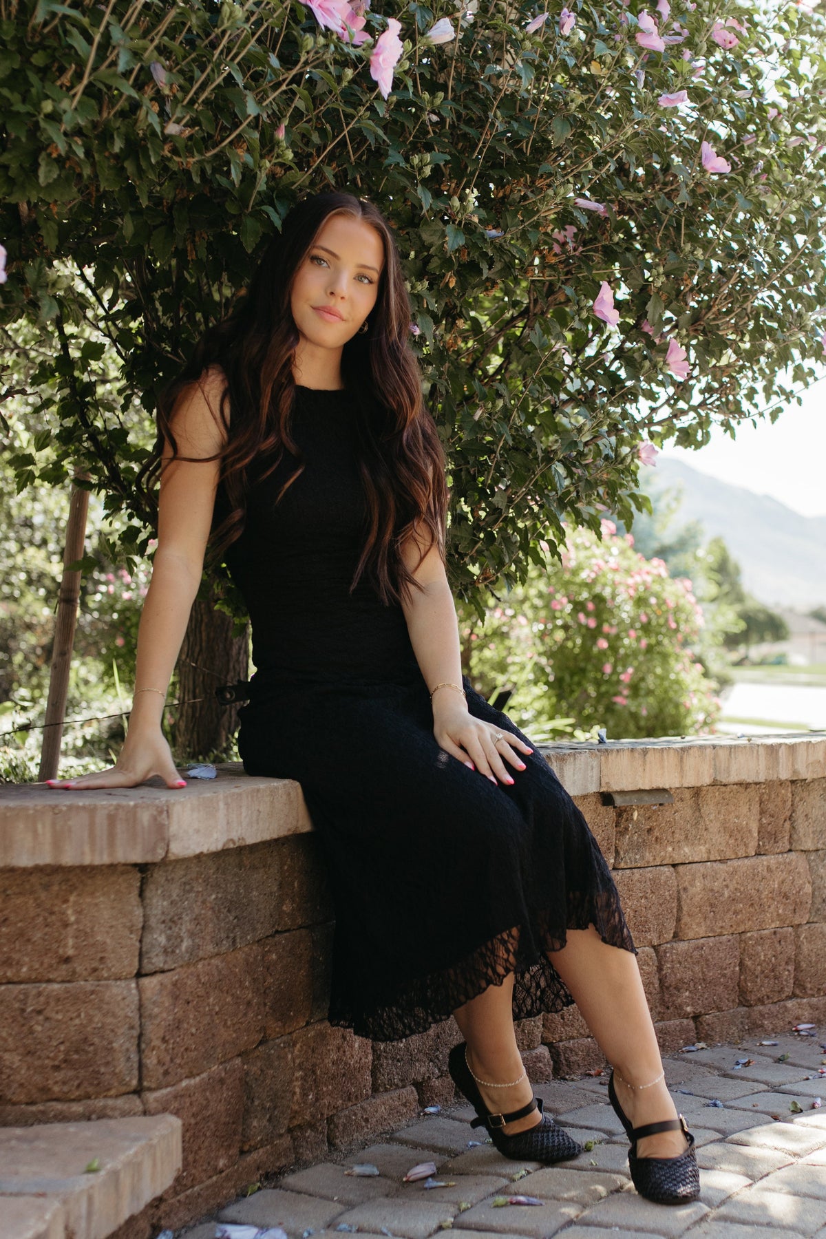 THE ANALEIA MIDI RUCHED LACE DRESS IN BLACK