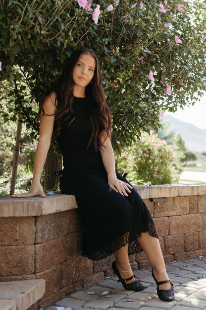 THE ANALEIA MIDI RUCHED LACE DRESS IN BLACK