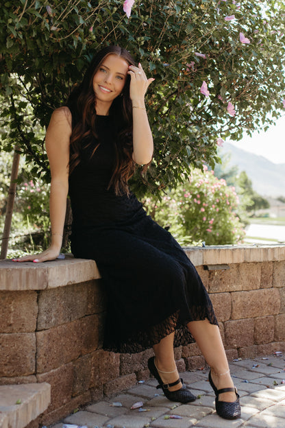 THE ANALEIA MIDI RUCHED LACE DRESS IN BLACK