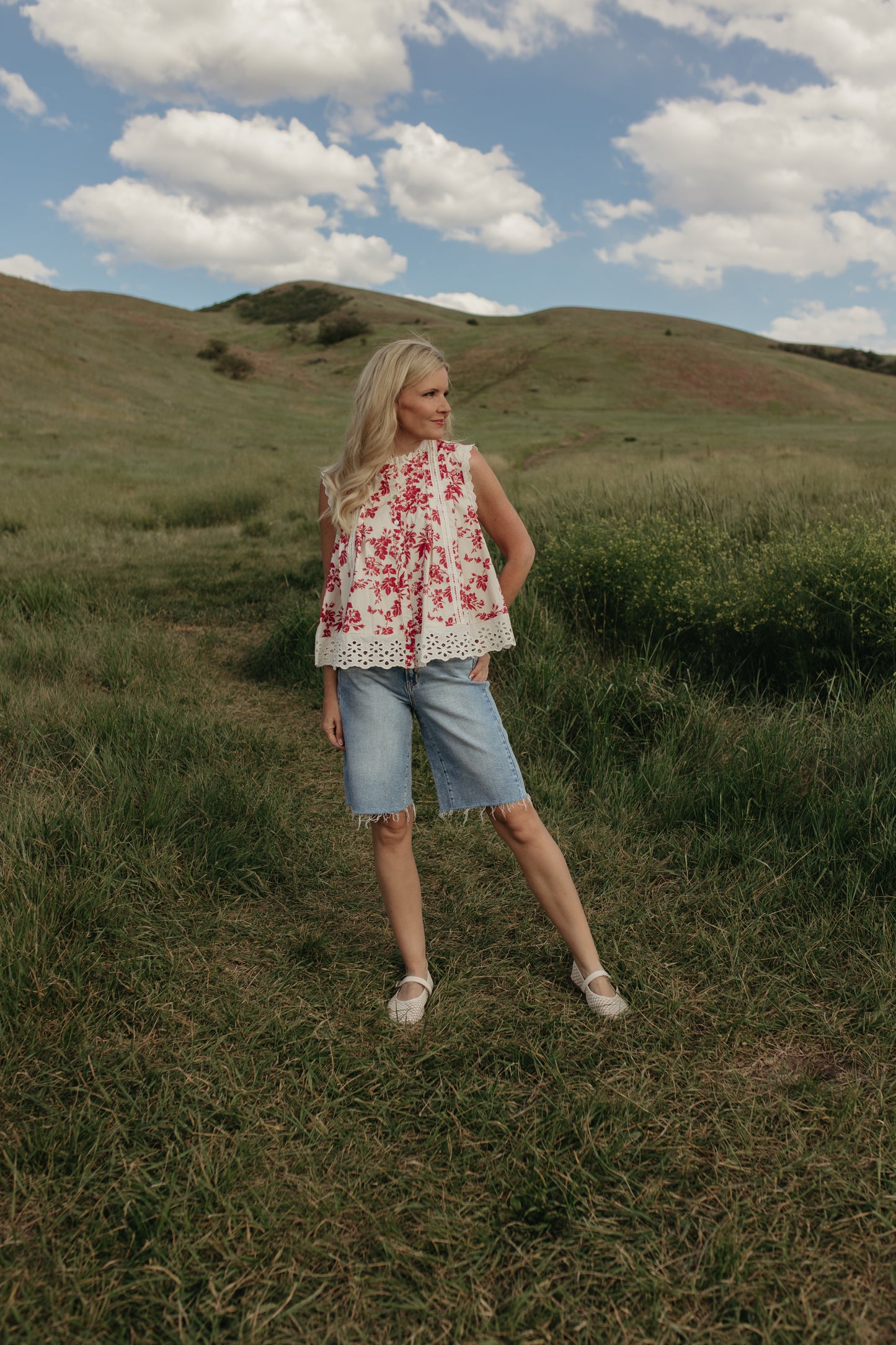 THE MONROE VICTORIAN BOTANIQUE RUFFLE NECK BLOUSE IN RED/WHITE