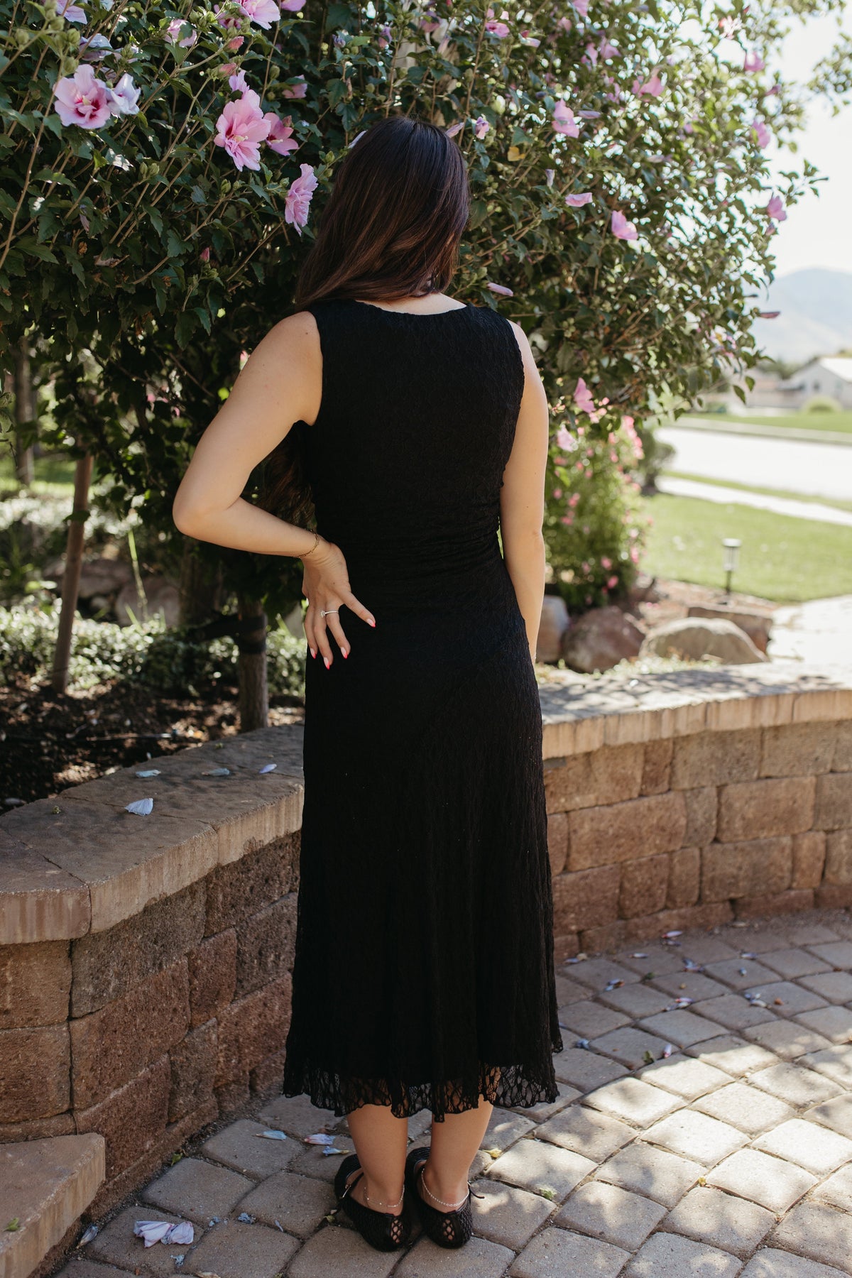 THE ANALEIA MIDI RUCHED LACE DRESS IN BLACK