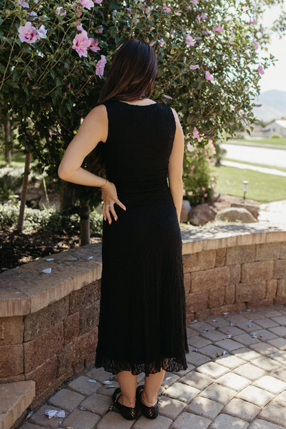 THE ANALEIA MIDI RUCHED LACE DRESS IN BLACK