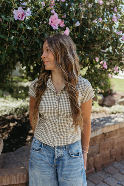 THE BRIANNA GINGHAM SHORT SLEEVE COLLARED TOP IN BROWN