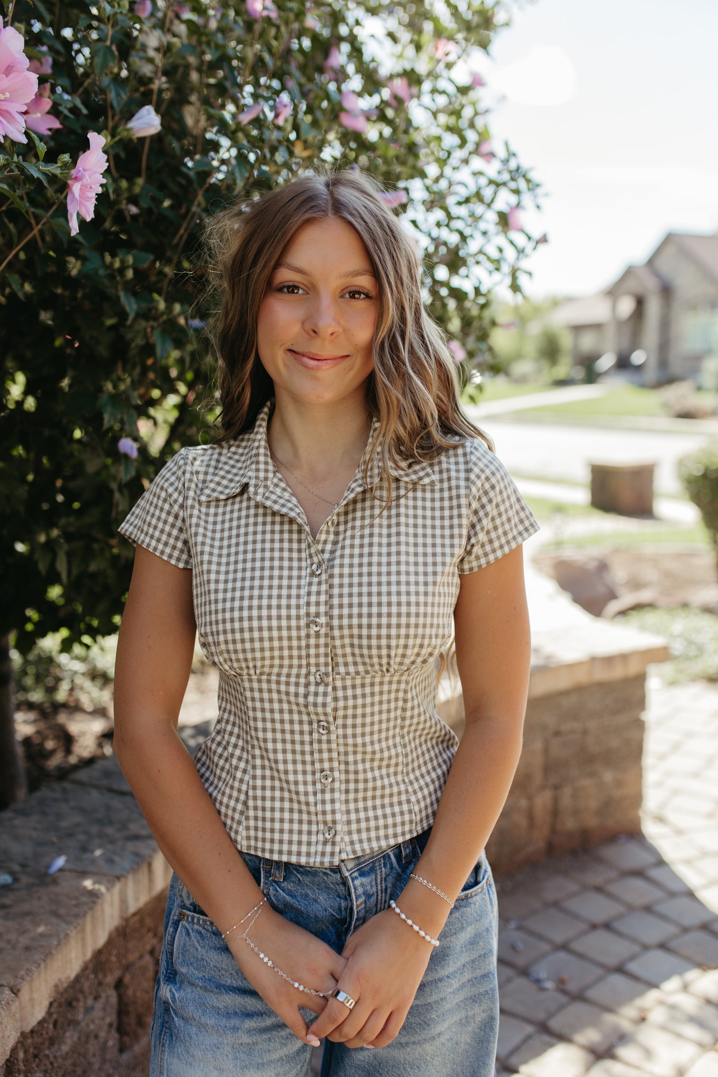 THE BRIANNA GINGHAM SHORT SLEEVE COLLARED TOP IN BROWN