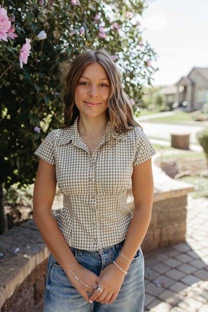 THE BRIANNA GINGHAM SHORT SLEEVE COLLARED TOP IN BROWN