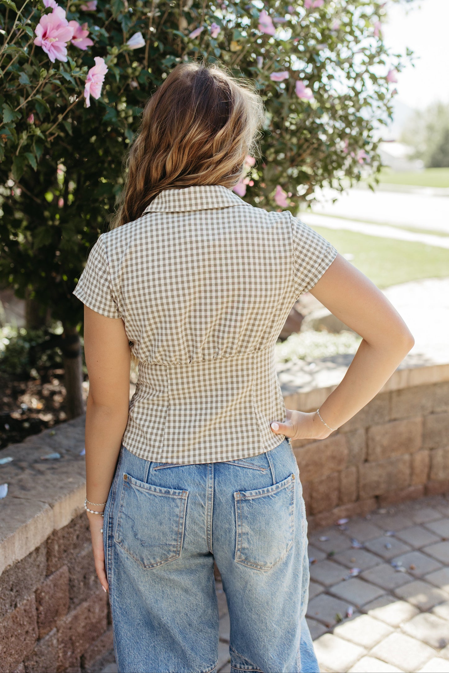 THE BRIANNA GINGHAM SHORT SLEEVE COLLARED TOP IN BROWN