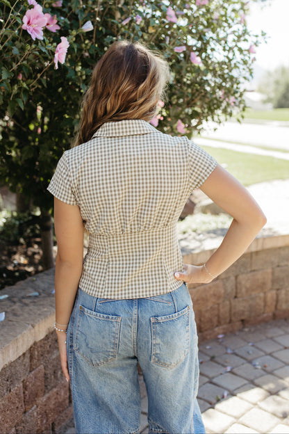 THE BRIANNA GINGHAM SHORT SLEEVE COLLARED TOP IN BROWN