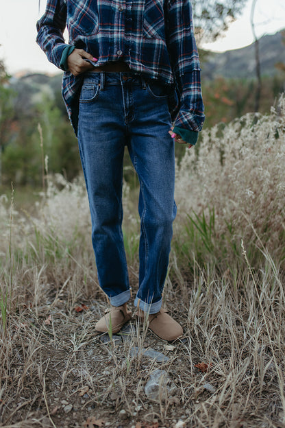 THE SHAY MIDRISE BOYFRIEND JEANS IN DARK WASH