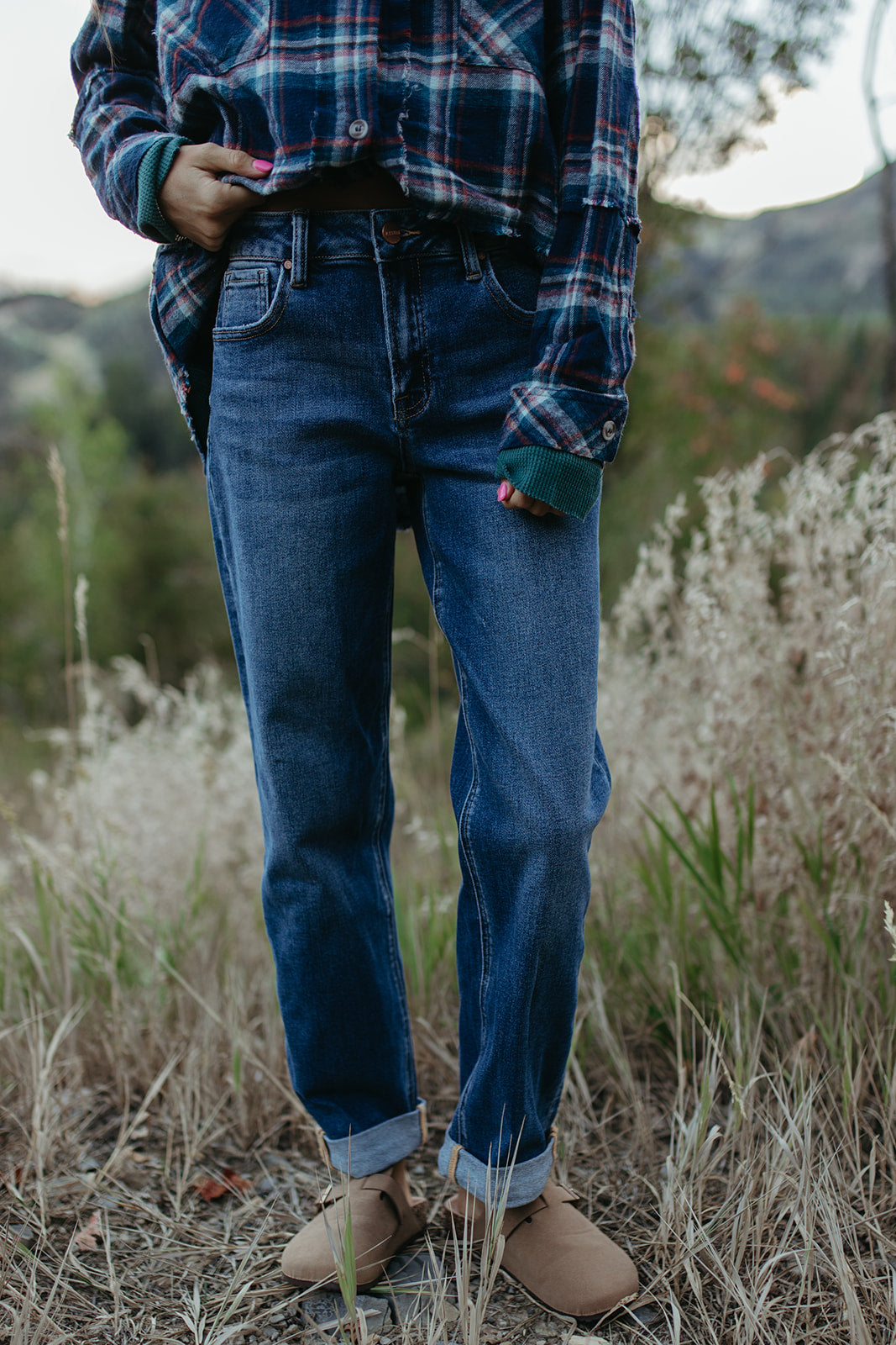 THE SHAY MIDRISE BOYFRIEND JEANS IN DARK WASH