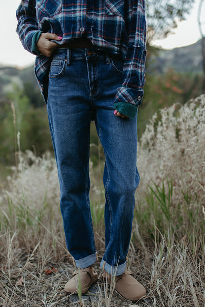 THE SHAY MIDRISE BOYFRIEND JEANS IN DARK WASH