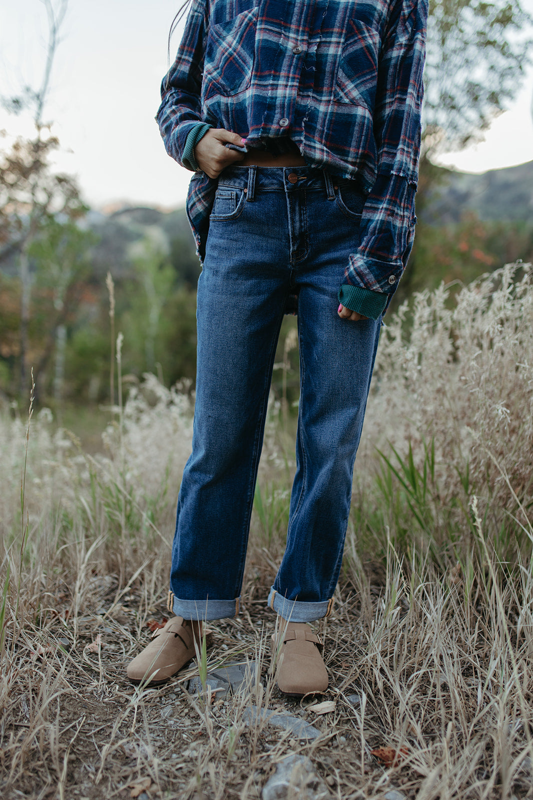 THE SHAY MIDRISE BOYFRIEND JEANS IN DARK WASH