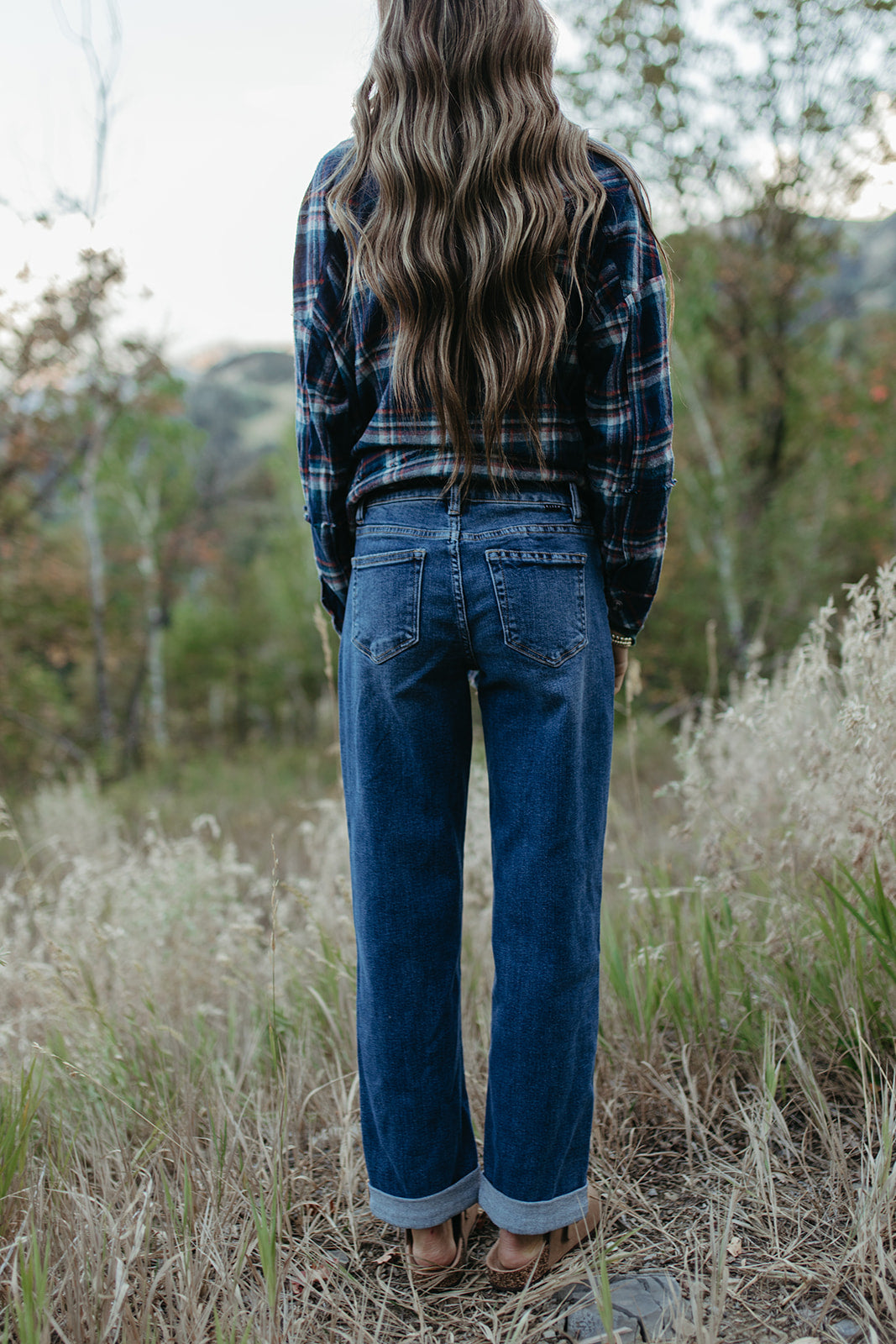 THE SHAY MIDRISE BOYFRIEND JEANS IN DARK WASH