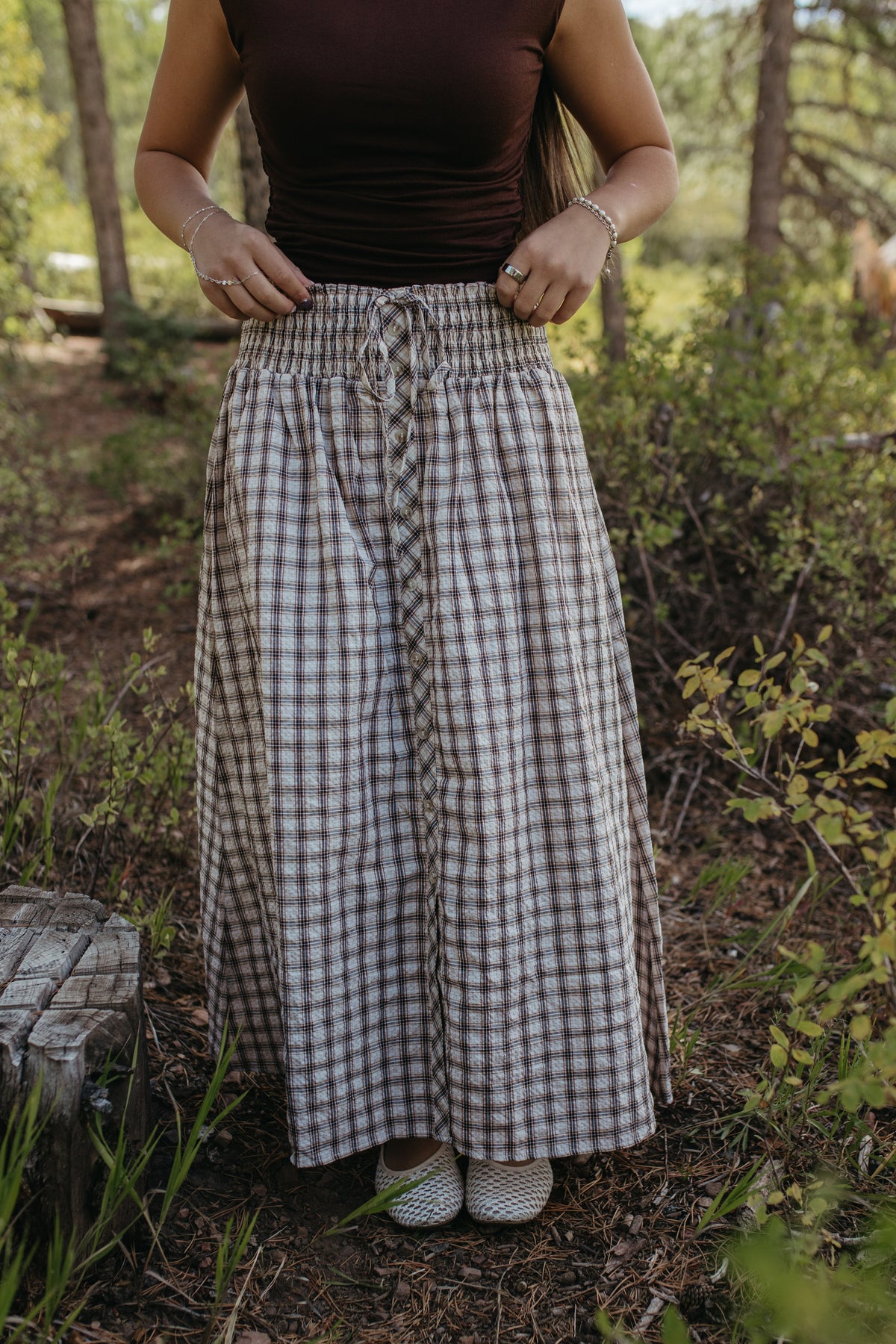 THE ARABELLA PLAID MIDI SMOCKED SKIRT IN LIGHT KHAKI