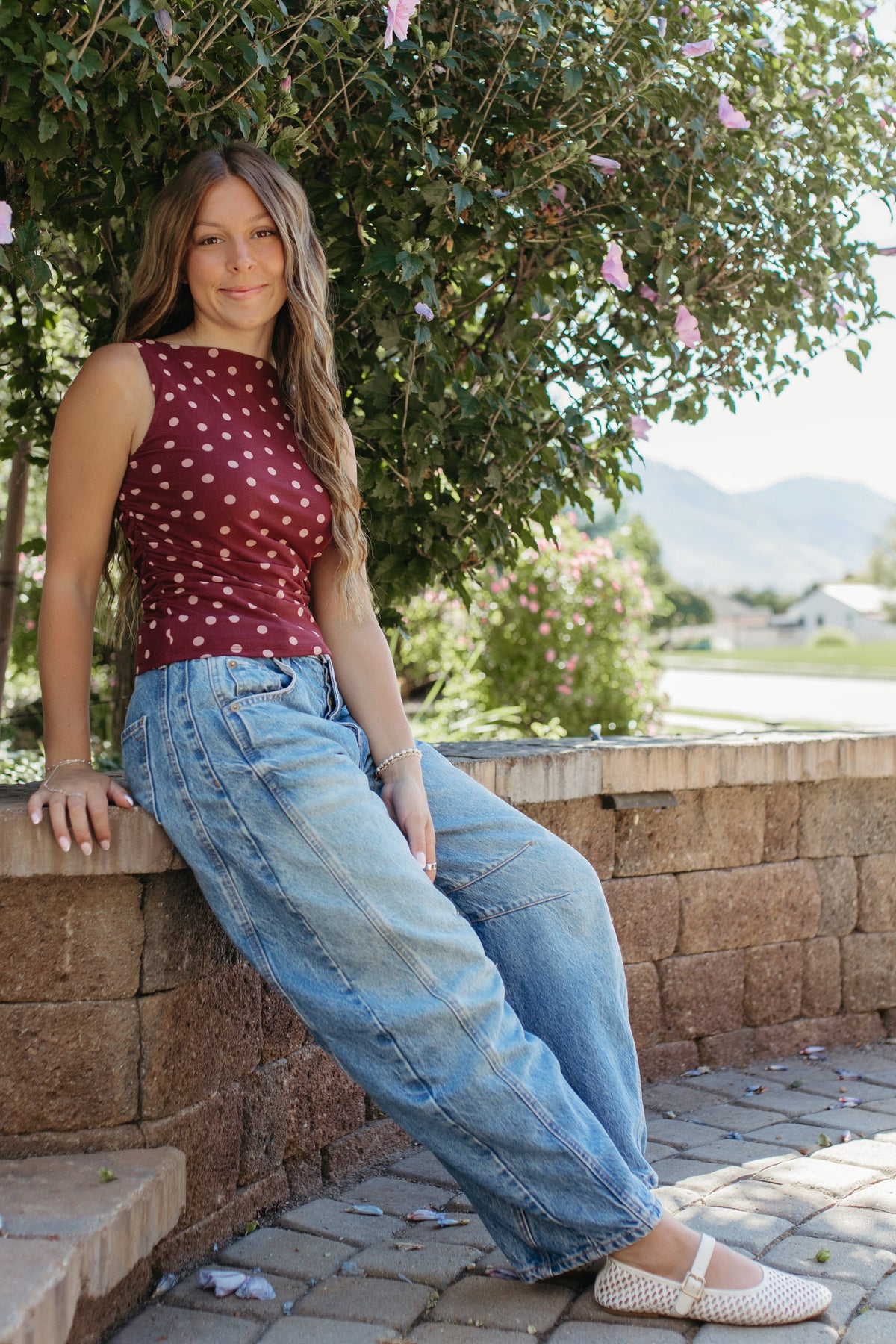 THE AINARA POLKA DOT SLEEVELESS KNIT TOP IN BURGUNDY