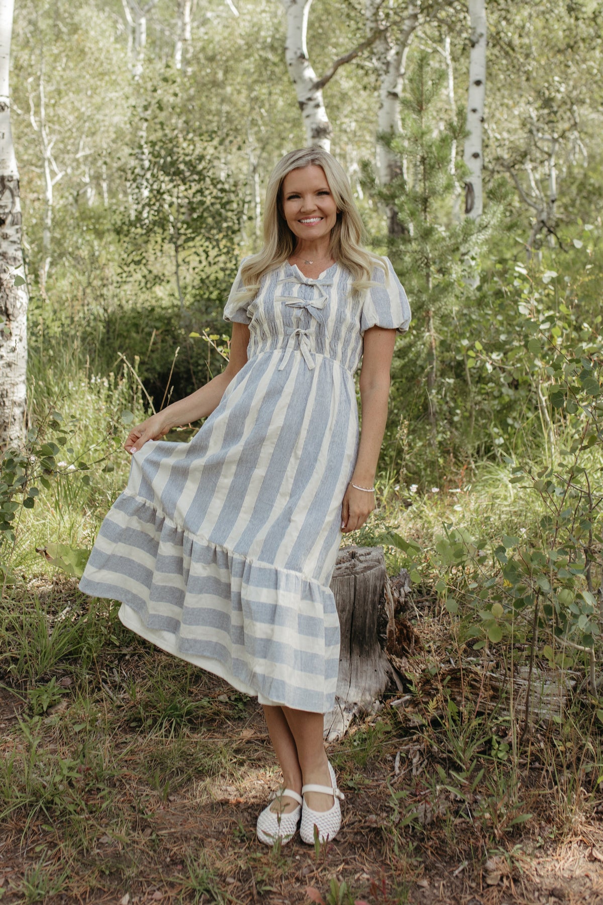 THE GWENDOLYN STRIPED TEXTURED DRESS IN BLUE