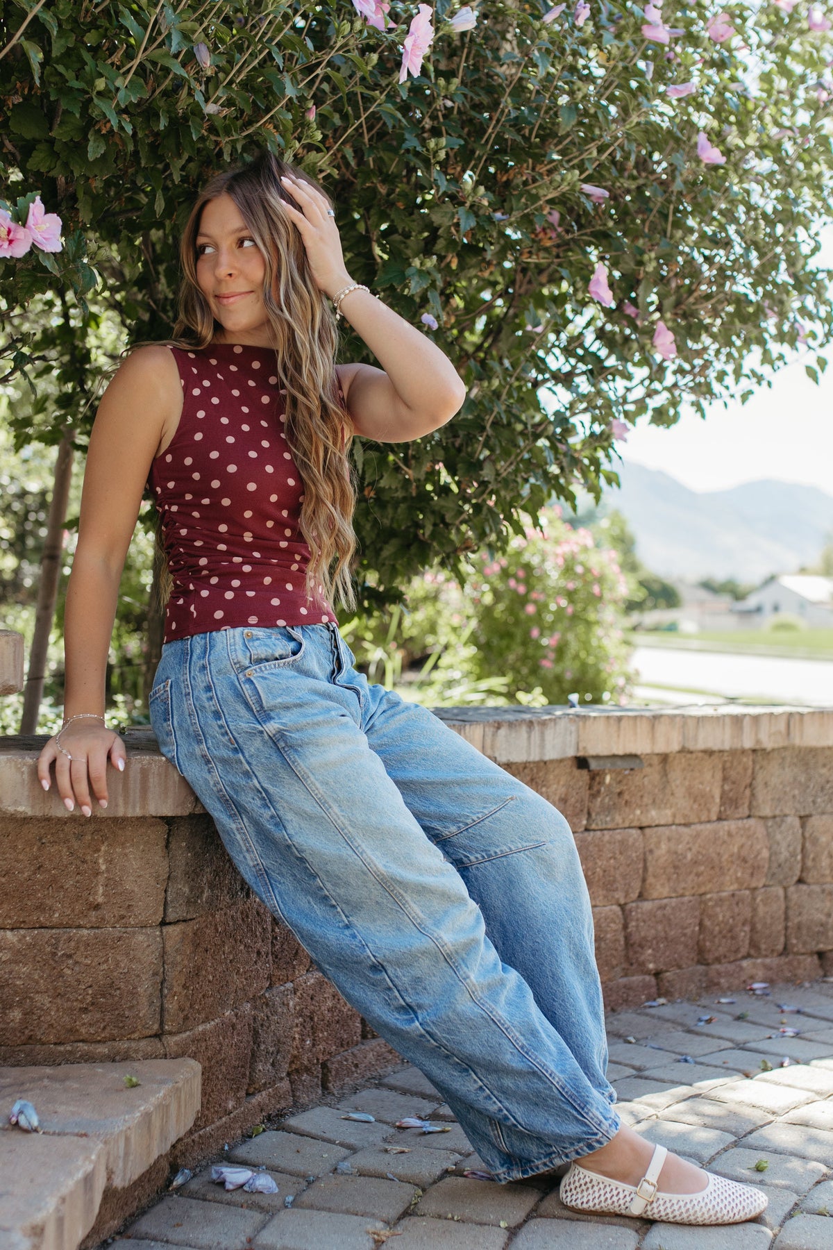 THE AINARA POLKA DOT SLEEVELESS KNIT TOP IN BURGUNDY