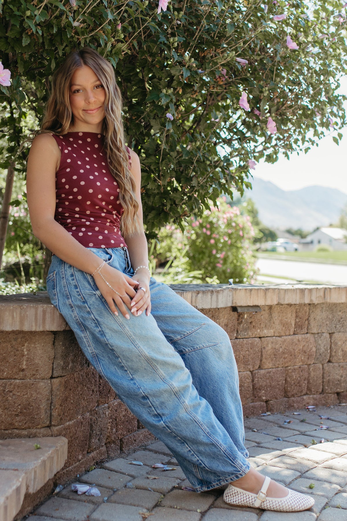 THE AINARA POLKA DOT SLEEVELESS KNIT TOP IN BURGUNDY