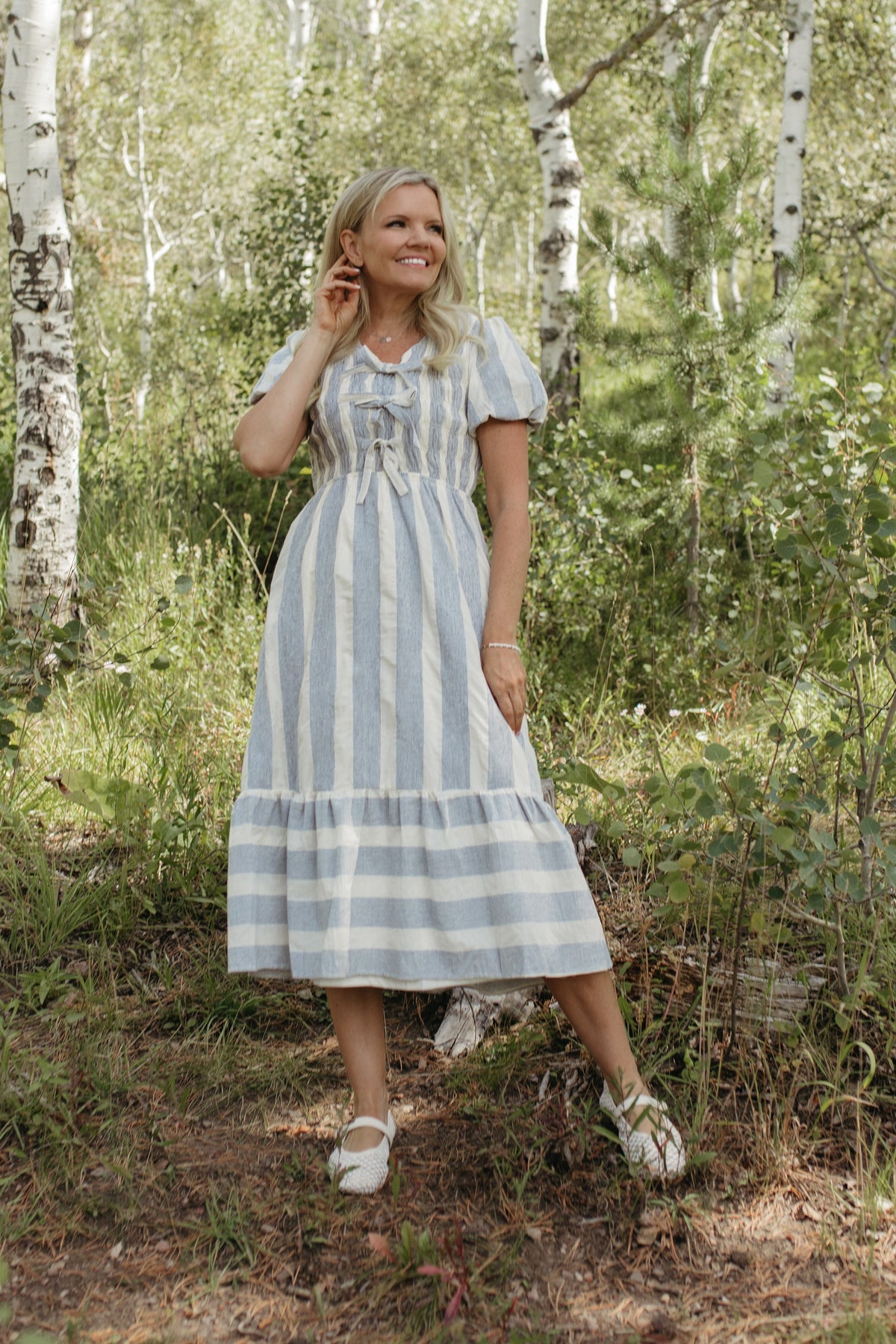 THE GWENDOLYN STRIPED TEXTURED DRESS IN BLUE