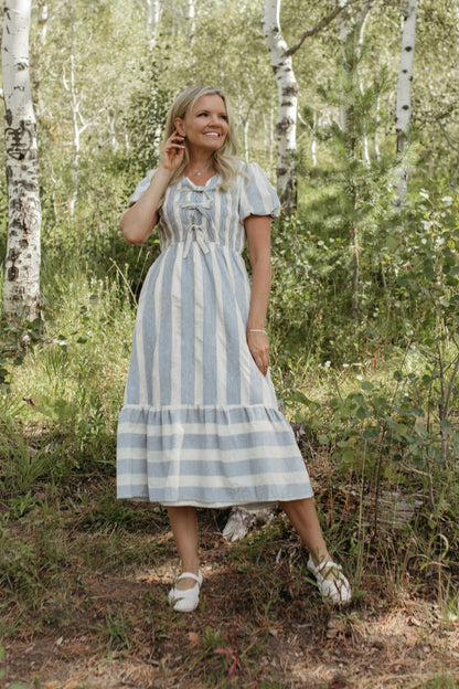 THE GWENDOLYN STRIPED TEXTURED DRESS IN BLUE