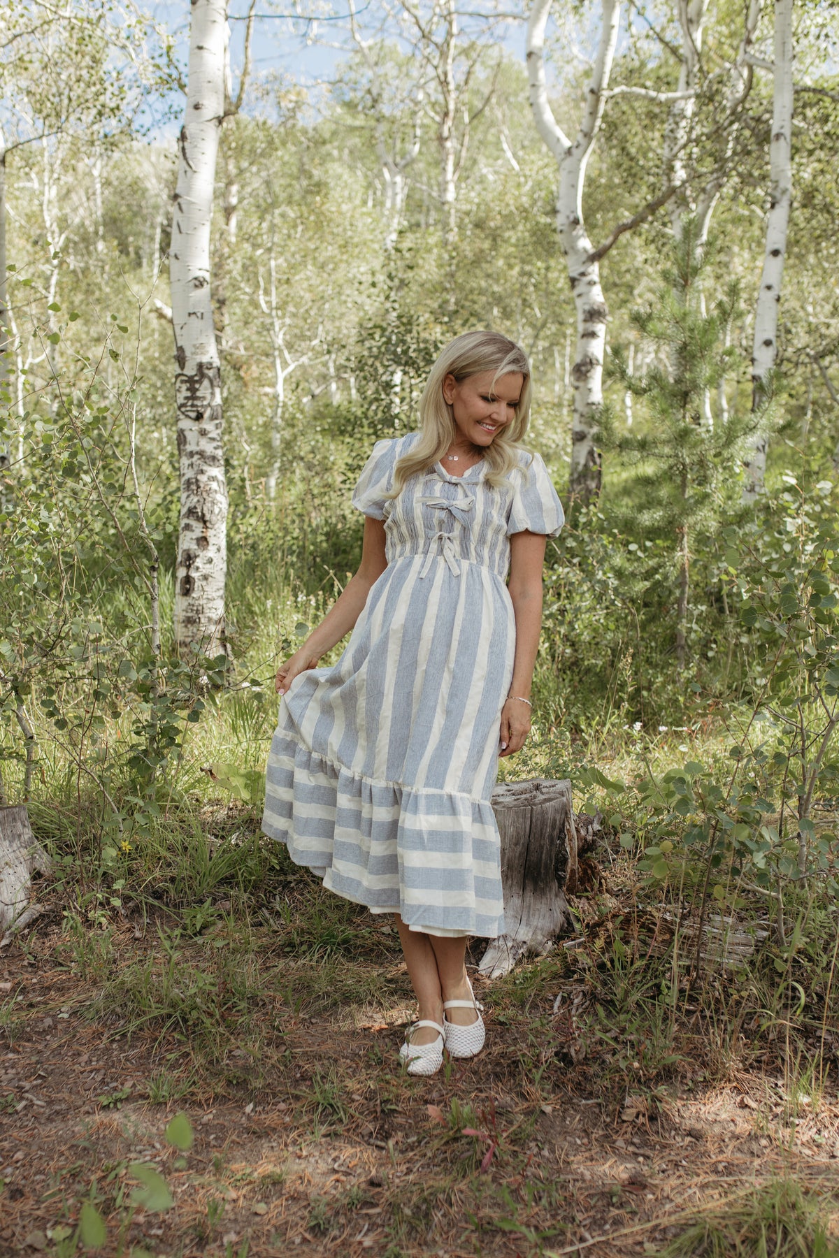 THE GWENDOLYN STRIPED TEXTURED DRESS IN BLUE