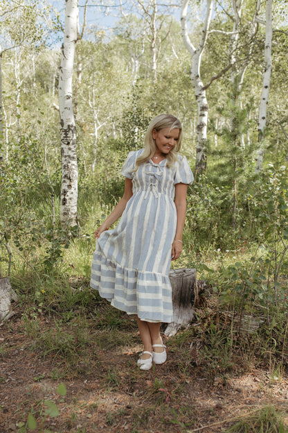 THE GWENDOLYN STRIPED TEXTURED DRESS IN BLUE