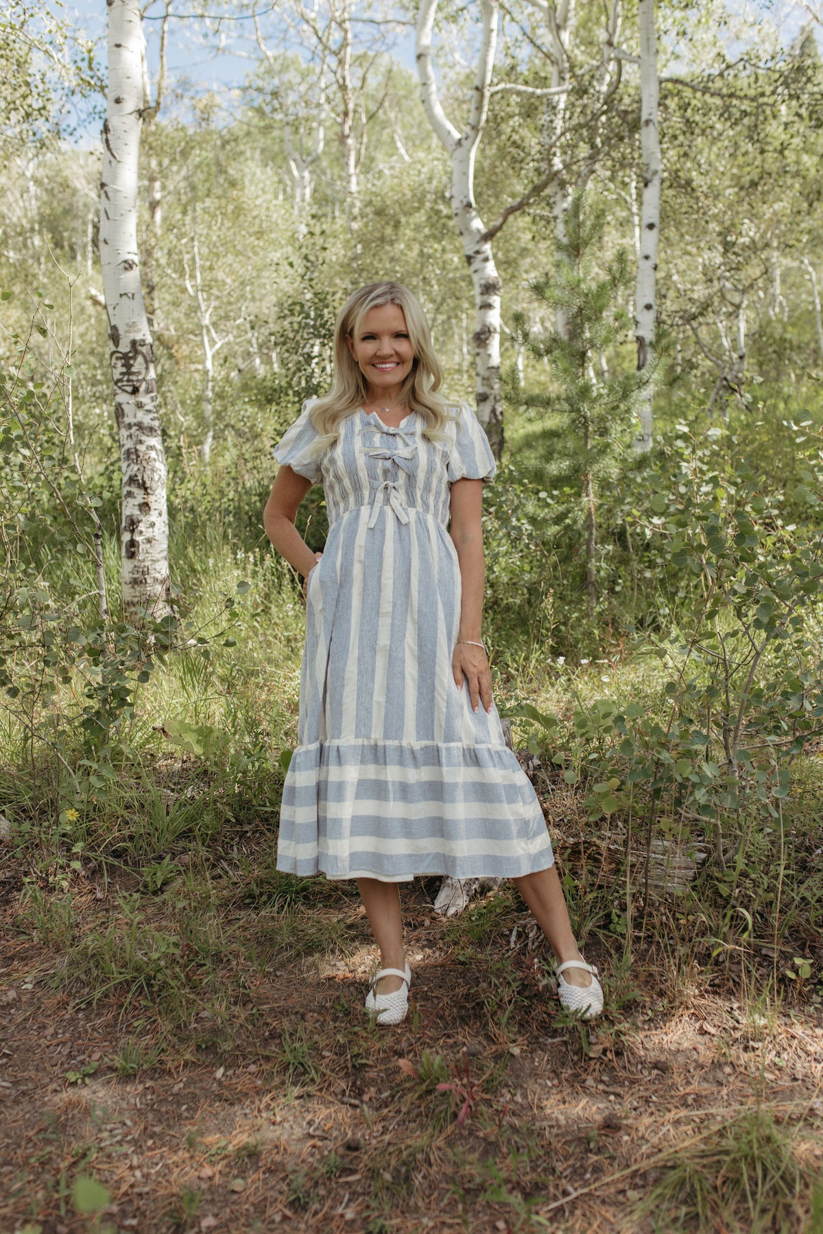 THE GWENDOLYN STRIPED TEXTURED DRESS IN BLUE