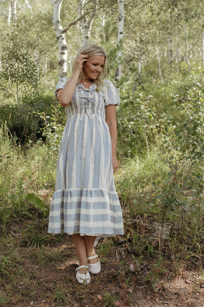 THE GWENDOLYN STRIPED TEXTURED DRESS IN BLUE
