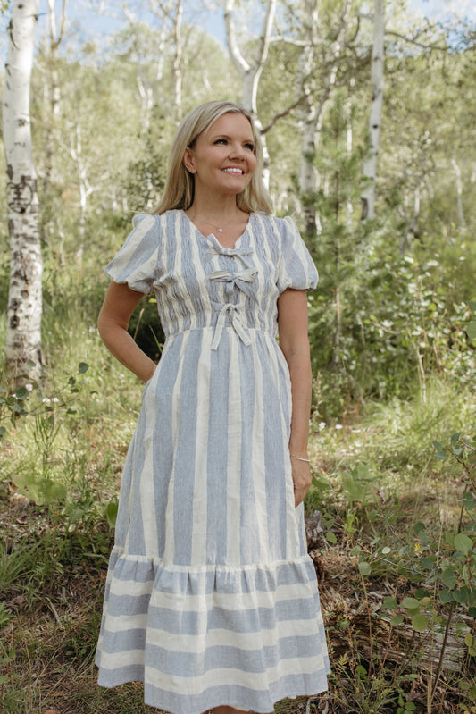 THE GWENDOLYN STRIPED TEXTURED DRESS IN BLUE