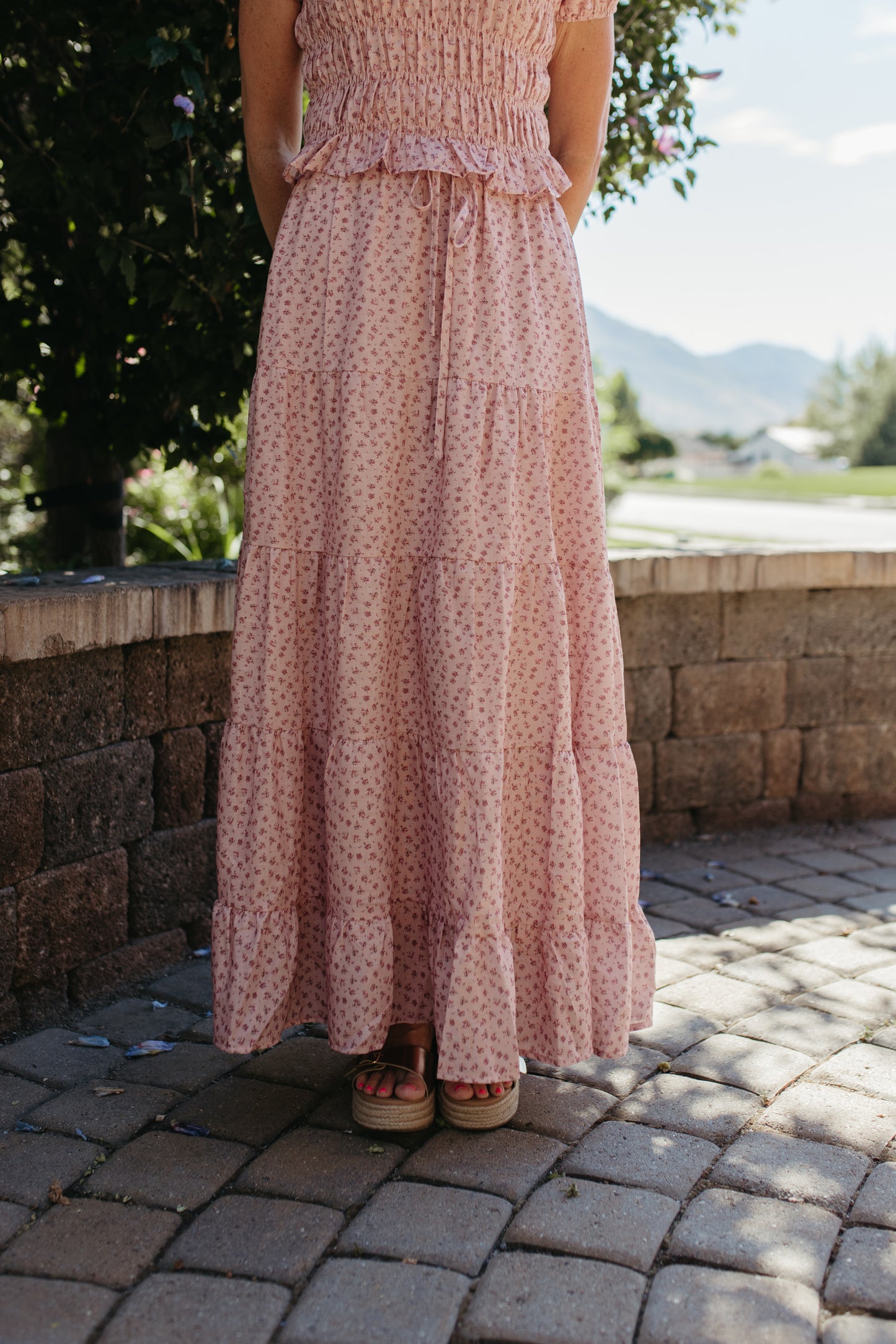 THE ZOE FLORAL TIERED SKIRT IN BLUSH