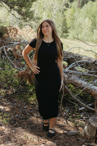 THE MEREDITH MIDI SHORT SLEEVE KNIT DRESS IN BLACK