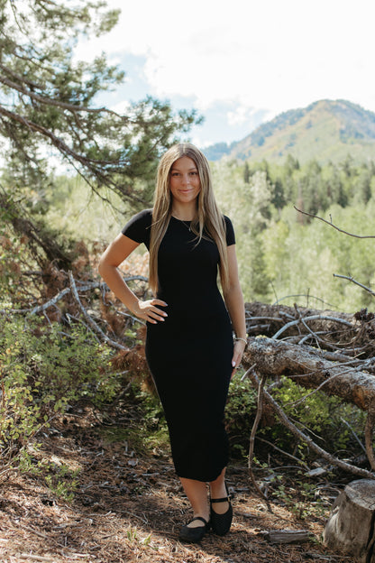 THE MEREDITH MIDI SHORT SLEEVE KNIT DRESS IN BLACK