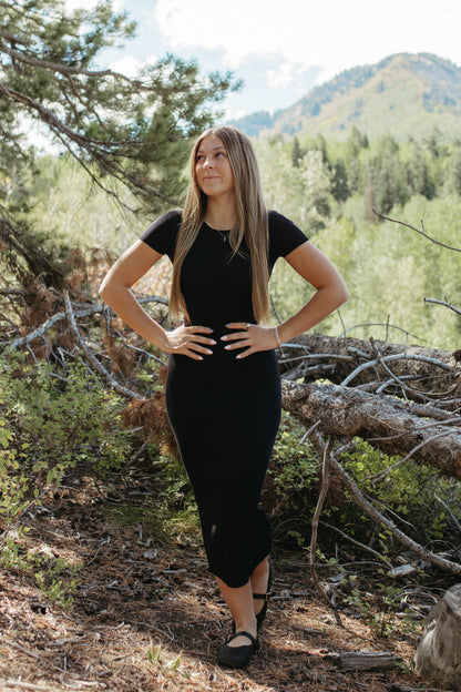 THE MEREDITH MIDI SHORT SLEEVE KNIT DRESS IN BLACK