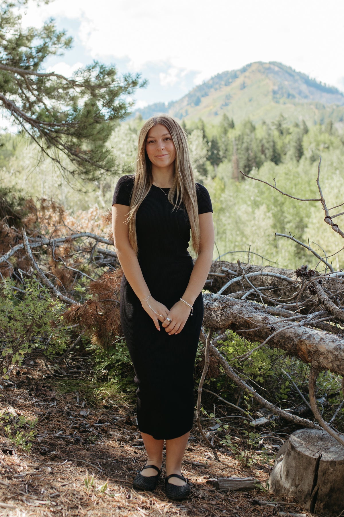 THE MEREDITH MIDI SHORT SLEEVE KNIT DRESS IN BLACK