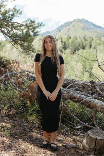 THE MEREDITH MIDI SHORT SLEEVE KNIT DRESS IN BLACK