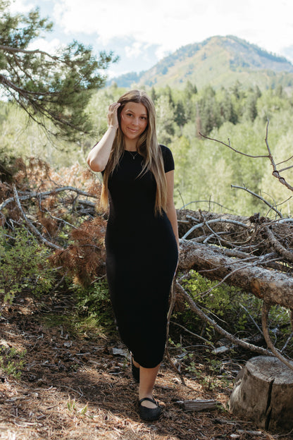 THE MEREDITH MIDI SHORT SLEEVE KNIT DRESS IN BLACK