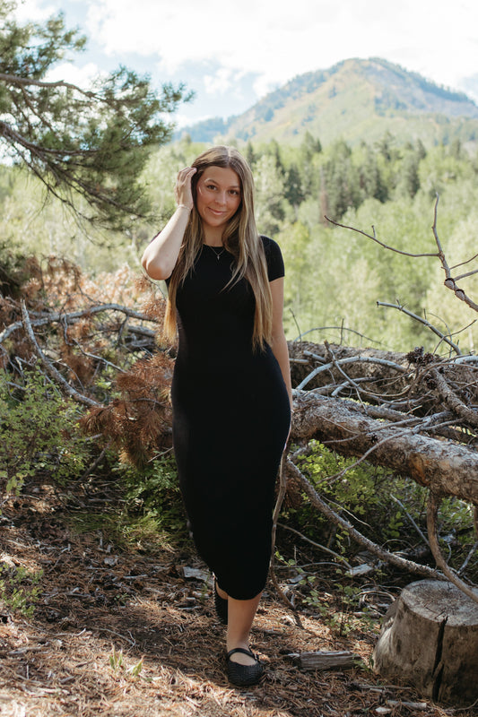 THE MEREDITH MIDI SHORT SLEEVE KNIT DRESS IN BLACK