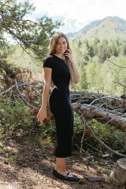 THE MEREDITH MIDI SHORT SLEEVE KNIT DRESS IN BLACK