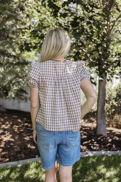 THE GIULIANA PLAID SHORT SLEEVE PINTUCK BLOUSE IN BROWN