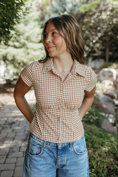 THE BRIANNA GINGHAM SHORT SLEEVE COLLARED TOP IN OLIVE