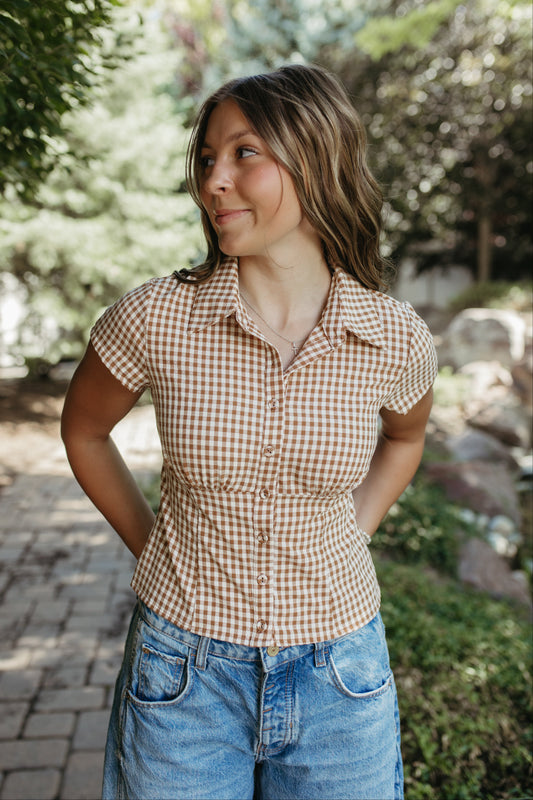 THE BRIANNA GINGHAM SHORT SLEEVE COLLARED TOP IN OLIVE