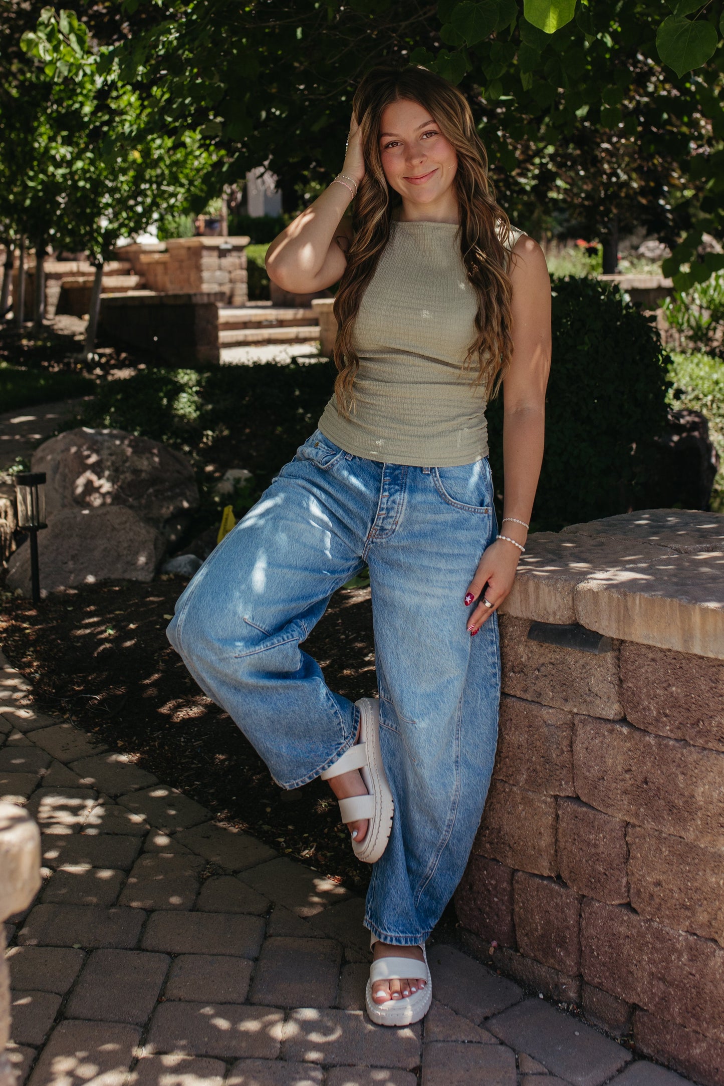 THE KAELI SLEEVELESS TEXTURED RUCHED TOP IN LIGHT OLIVE